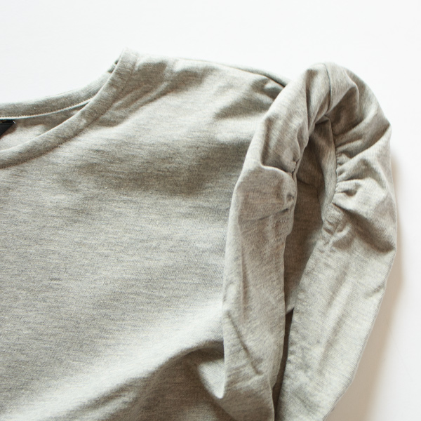 袖は立体的なデザイン(TOP GREY) 袖は立体的なデザイン(TOP GREY)
