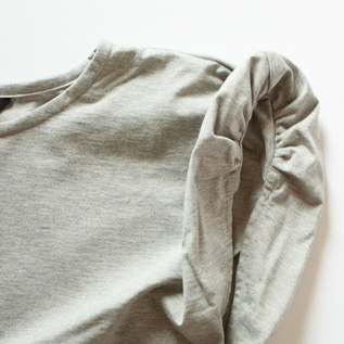 袖は立体的なデザイン(TOP GREY)