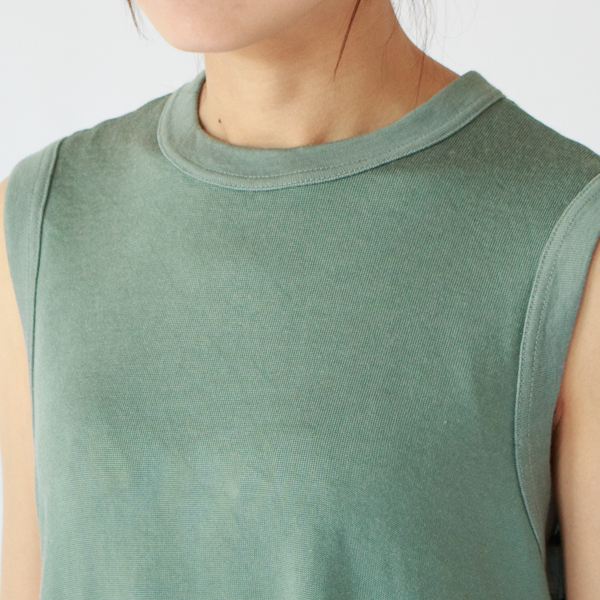 コンパクトな首元(sage green、身長163cm) コンパクトな首元(sage green、身長163cm)