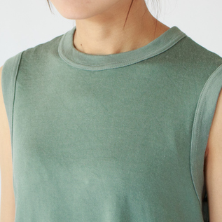 コンパクトな首元(sage green、身長163cm) コンパクトな首元(sage green、身長163cm)