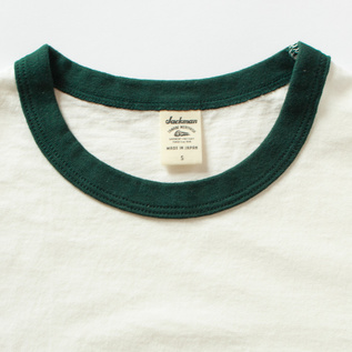 WHITE×IVYは、深緑のパイピングと刺繍です。 WHITE×IVYは、深緑のパイピングと刺繍です。