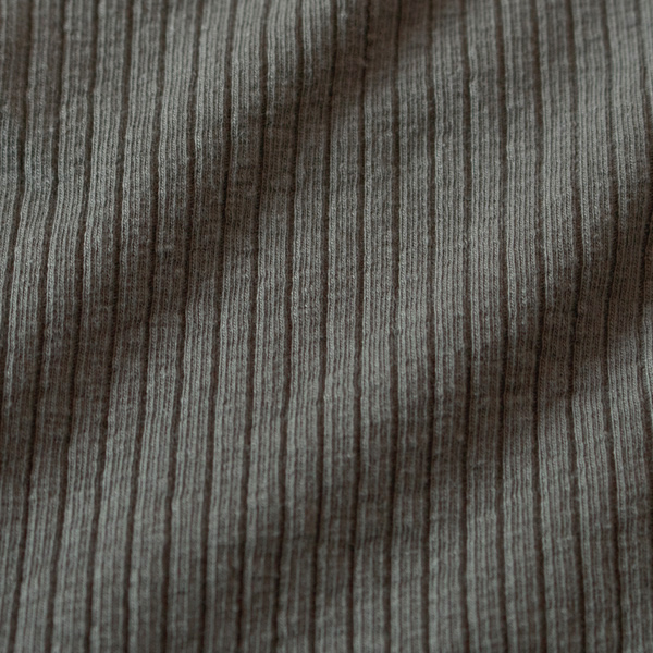 ゆったりと伸縮して素肌に触れても心地よい着心地(GREY)