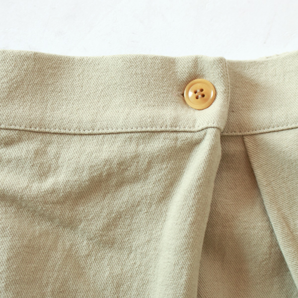 やや緑みがかった個性のあるベージュです(BEIGE)