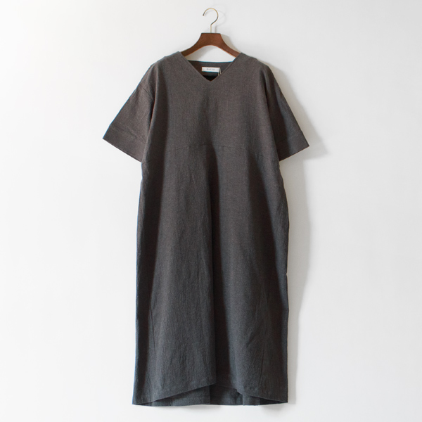 先染めコットンリネン バックギャザーワンピース(CHARCOAL)