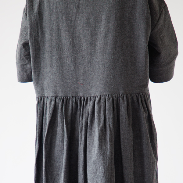 たっぷりとギャザーが入っています(CHARCOAL、身長163cm)