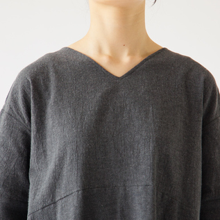 顔周りをすっきり見せてくれるVネック(CHARCOAL、身長163cm) 顔周りをすっきり見せてくれるVネック(CHARCOAL、身長163cm)