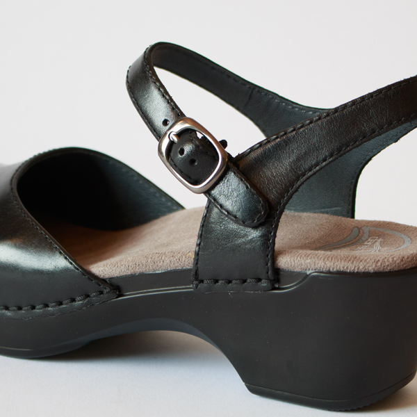 足首のストラップは5段階調節できます 足首のストラップは5段階調節できます