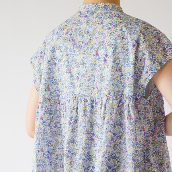 ギャザー入りで可愛らしいデザイン(SAX、身長163cm)