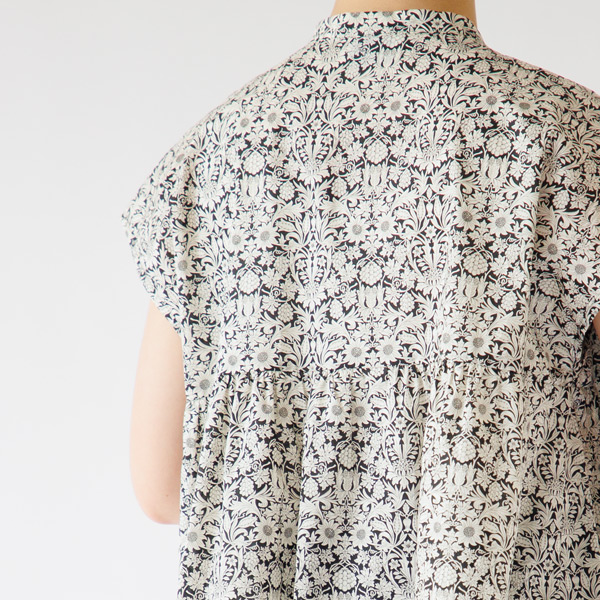 ギャザー入りで可愛らしいデザイン(BLACK、身長163cm)