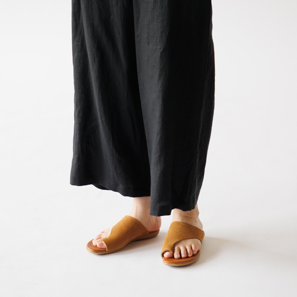 つっかけ感覚で気軽に履けるステップインタイプ(ROBLE)