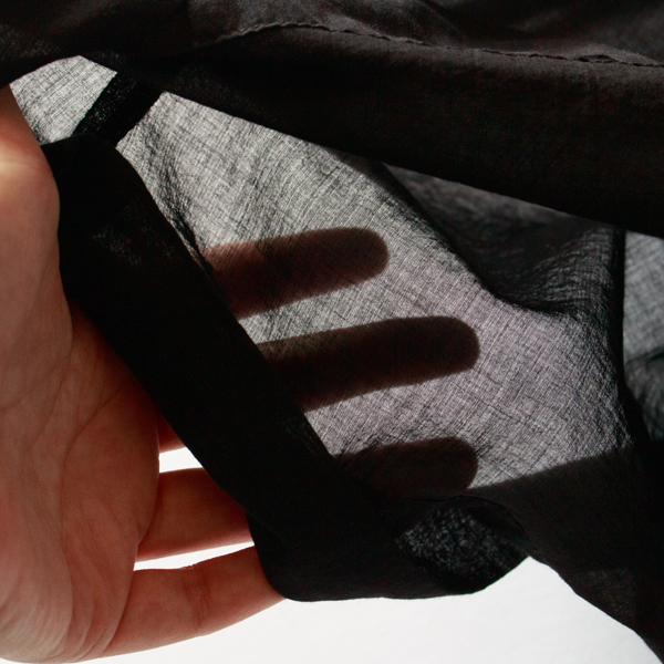 シアーな質感で夏にも涼しい着心地です(ブラック) シアーな質感で夏にも涼しい着心地です(ブラック)