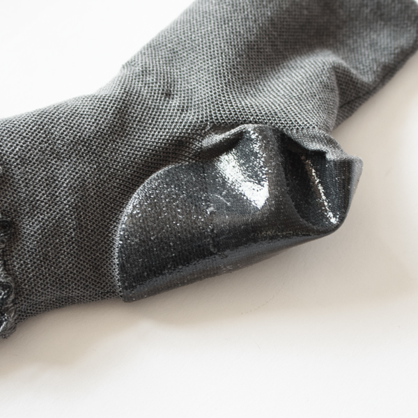 かかと内側にシリコンがついており、かかとをしっとり保湿します(Grey)
