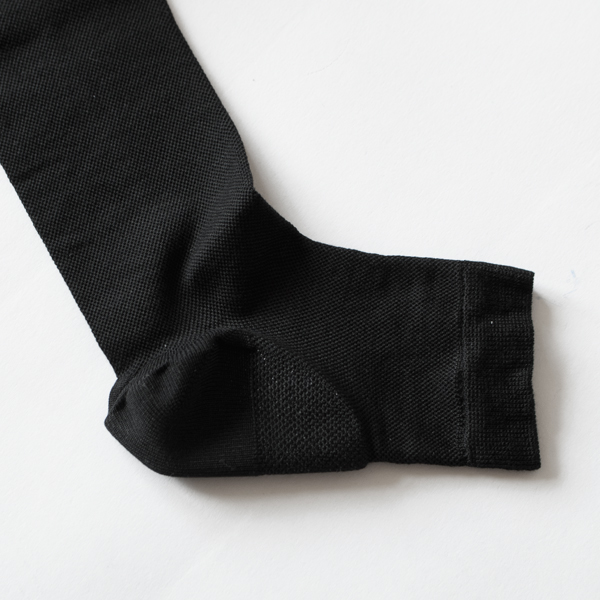 トゥレスタイプで一年を通して身につけられます(Black)