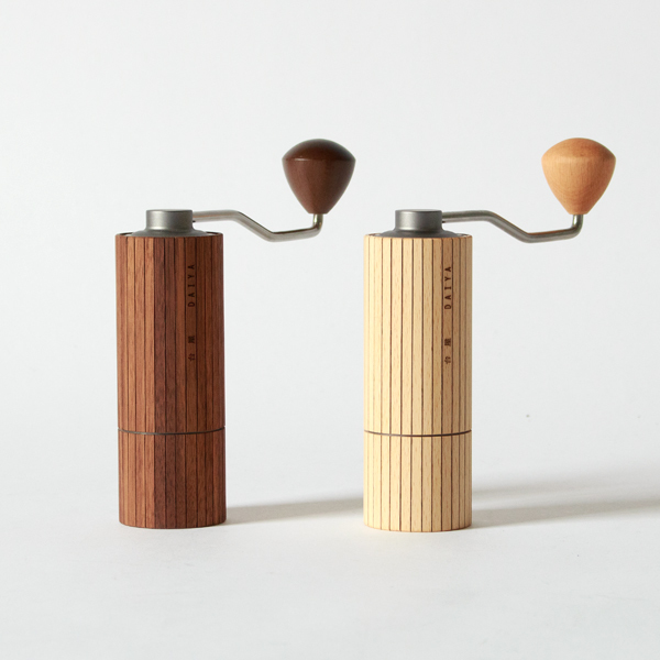 コーヒーミル（左：ウォルナット、右：ブナ）