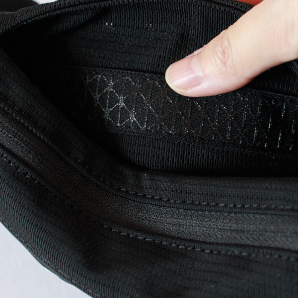 滑り止め付きなので、中で荷物が動きにくいです(BK)