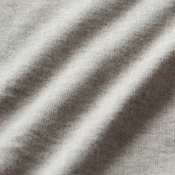 カラッとしたドライな肌触りです(TOPGRAY)