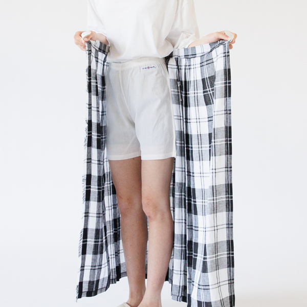 スカートやワイドパンツのインナーとして重宝します(ペチパンツ 生成色、身長160cm)