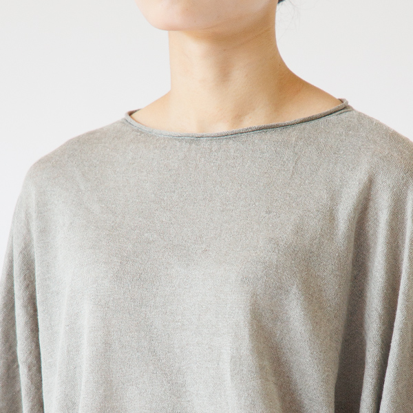 首元のくるんとしたデザインが可愛らしい(グレー(松煙))