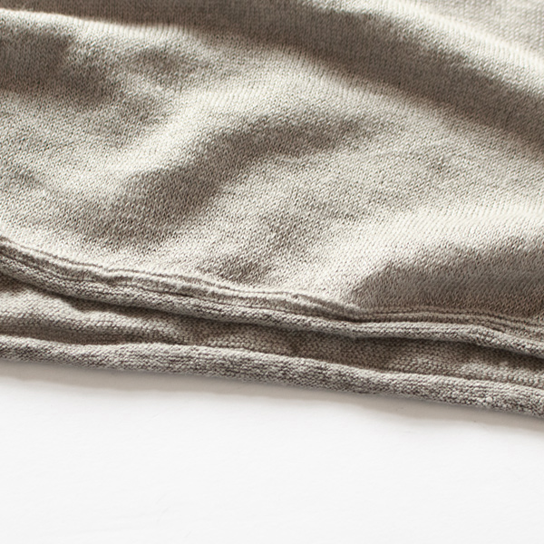 裾のくるんとしたデザインが可愛らしい(グレー(松煙))