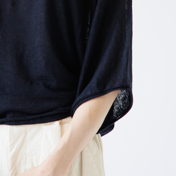 袖のくるんとしたデザインが可愛らしい(ネイビー、身長160cm)