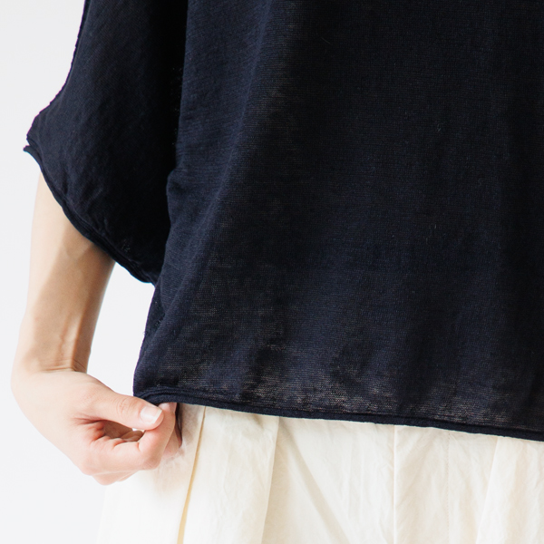 裾のくるんとしたデザインが可愛らしい(ネイビー、身長160cm)