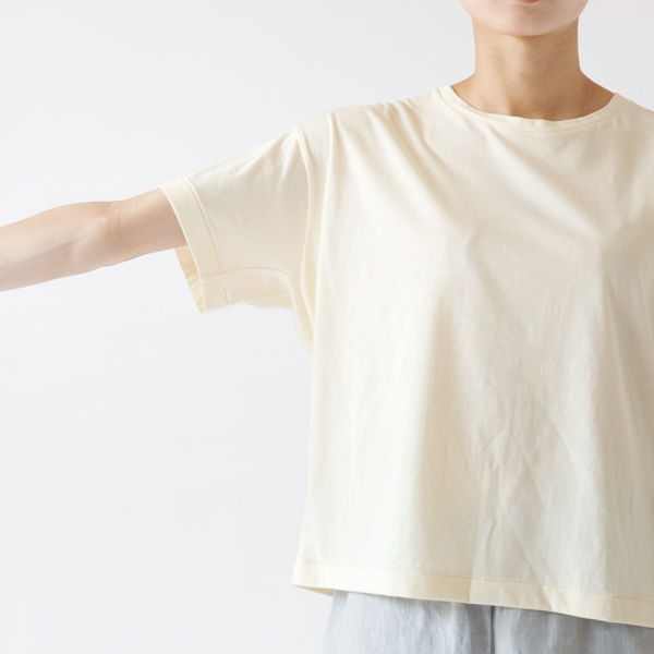 手をあげても脇が見えないよう袖口から脇下にマチが入っています(Ecru)