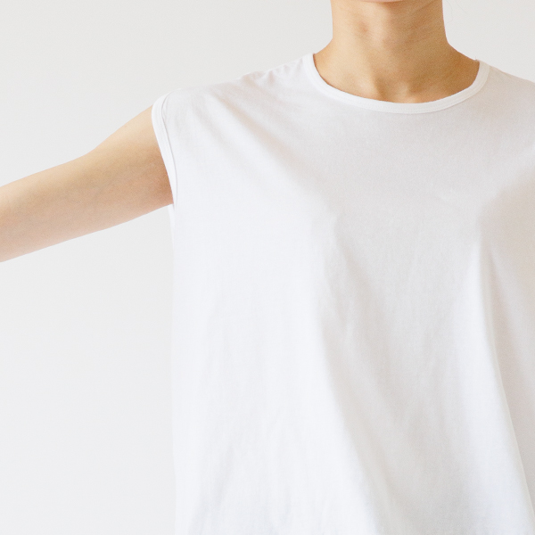 脇が見えにくいフレンチスリーブに近いノースリーブ(White) 脇が見えにくいフレンチスリーブに近いノースリーブ(White)