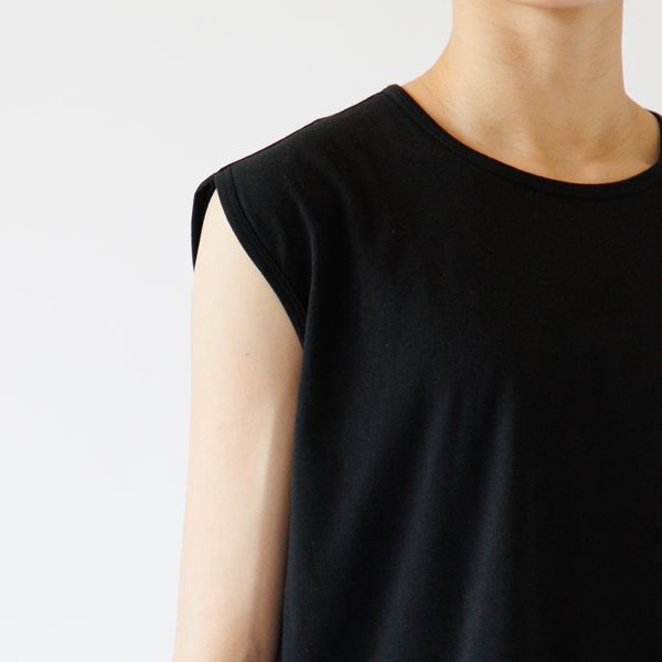 フレンチスリーブに近いノースリーブ(Black)