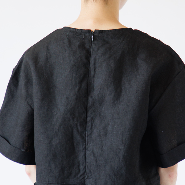 背中のファスナーは縫い目が目立たないコンシールファスナー（Black）