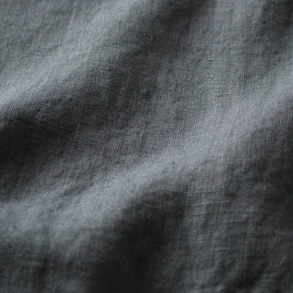 着始めから柔らかいワンウォッシュ加工されたリネン生地（Macadam）