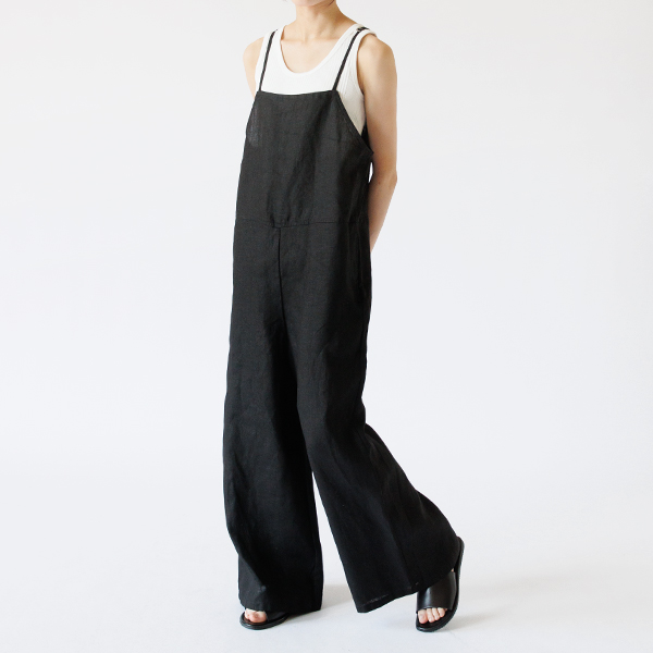 合わせるトップス次第で雰囲気が変わるサロペット(Black) 合わせるトップス次第で雰囲気が変わるサロペット(Black)