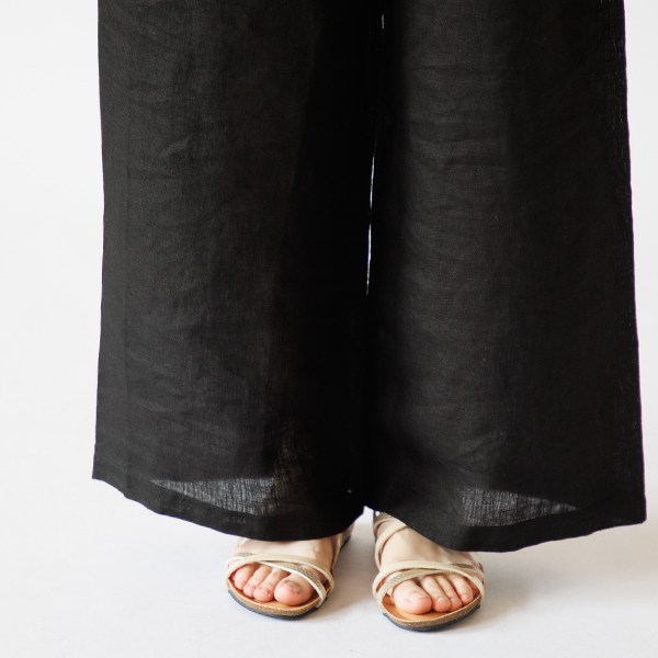 薄手のリネンで汗ばむ季節も快適（Black）