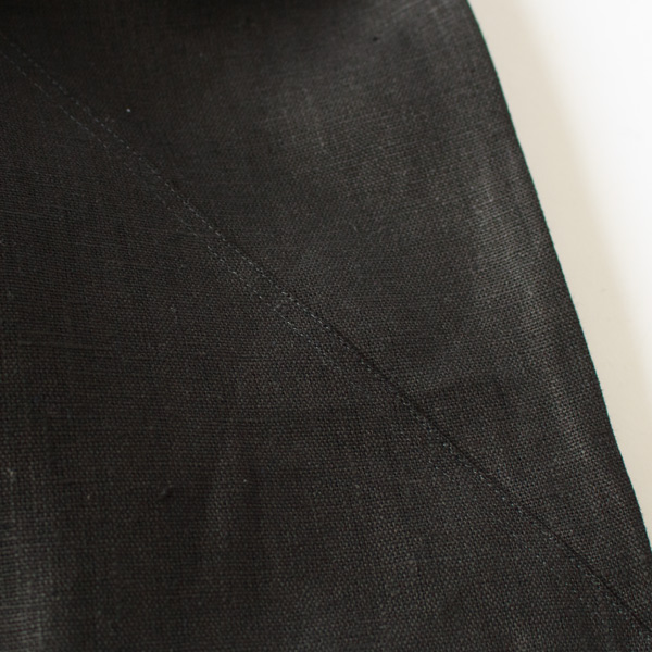 厚地のリネンなので荷物が多い日も安心（Black）