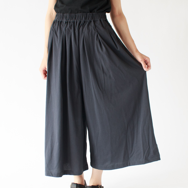 ゆったりとした身幅(身長163cm・NAVY)