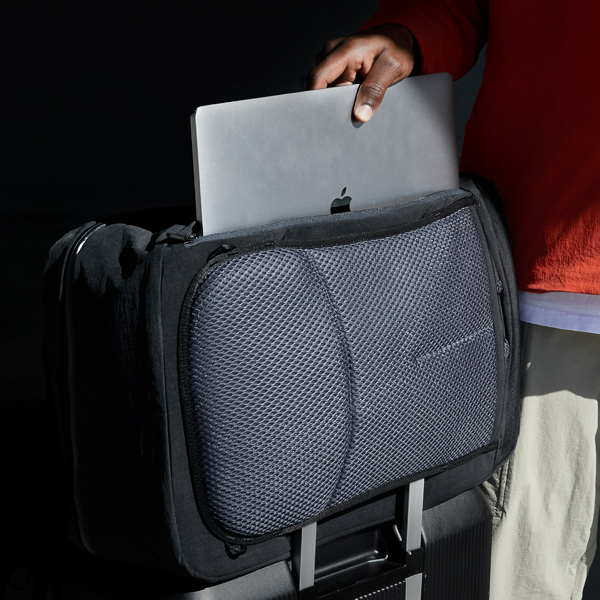 背面には、16インチのノートPCが収まるクッション性のあるポケットを配置