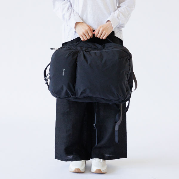 バックパックと縦型/横型の手持ちと、3通りの持ち方ができます。