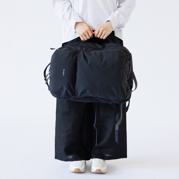 週末限定 Bellroy バックパック リュックブラックライトト30リットル Lite｜Travel Pack 30L バックパック／bellroy（ベルロイ）｜愛着を