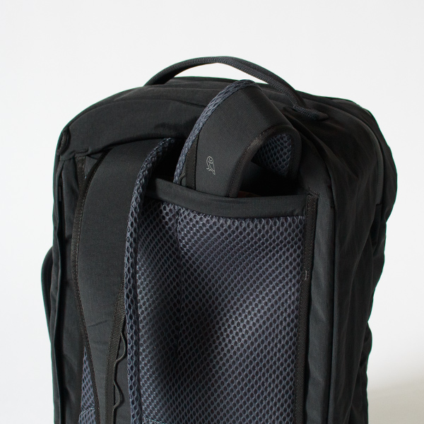 バッグを預けるときや頭上の荷物棚に置くときは、ショルダーストラップをすっきり収納できます。