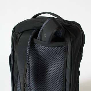 バッグを預けるときや頭上の荷物棚に置くときは、ショルダーストラップをすっきり収納できます。 バッグを預けるときや頭上の荷物棚に置くときは、ショルダーストラップをすっきり収納できます。