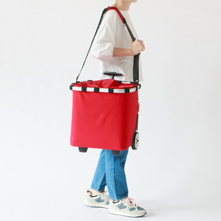 ハンドルを伸ばさずショルダー持ちしているところ(身長163cm・RED) ハンドルを伸ばさずショルダー持ちしているところ(身長163cm・RED)