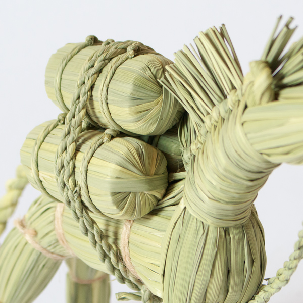 背中には、五穀豊穣や幸福の象徴である米俵を背負っています。(干支(万馬奔騰)) 背中には、五穀豊穣や幸福の象徴である米俵を背負っています。(干支(万馬奔騰))