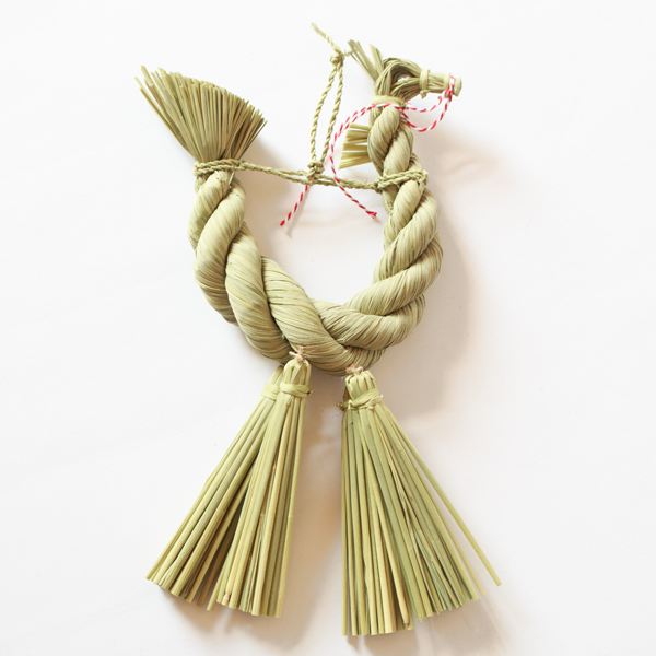 タッセルを前後に2 本ずつ付けて、 馬の脚に見立てています。(干支(丙午)) タッセルを前後に2 本ずつ付けて、 馬の脚に見立てています。(干支(丙午))