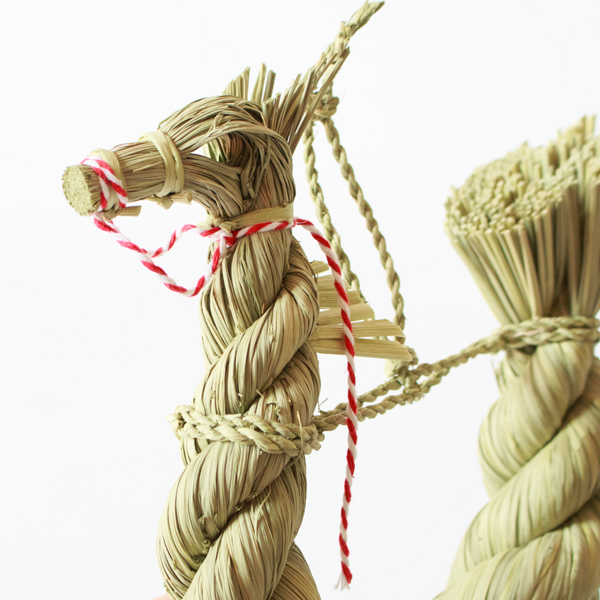 紅白縄を付けて、より一層運気が上がるようにと願いを込めています。(干支(丙午) ) 紅白縄を付けて、より一層運気が上がるようにと願いを込めています。(干支(丙午) )