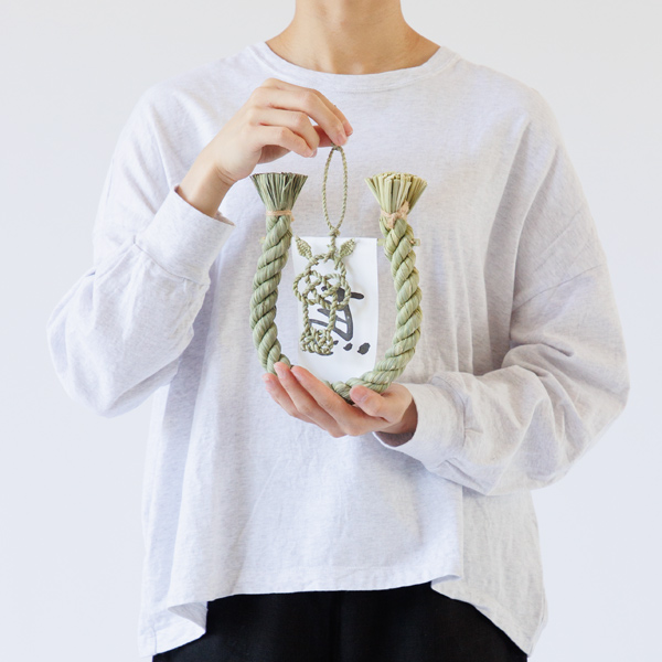 馬蹄と左馬を組み合わせています。「馬は人間を踏まない」という性質から安全運転のお守りとしても。(干支(U)) 馬蹄と左馬を組み合わせています。「馬は人間を踏まない」という性質から安全運転のお守りとしても。(干支(U))