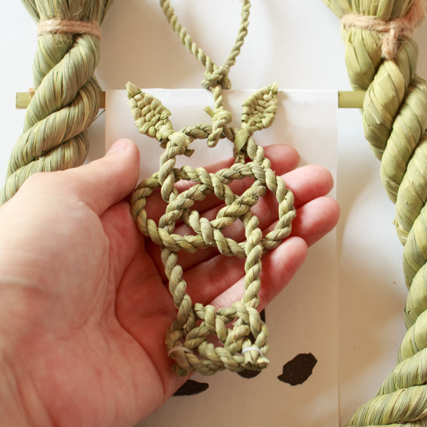 細く綯ったわらを丁寧に編み込んで、馬の顔を表現しています。(干支(U)) 細く綯ったわらを丁寧に編み込んで、馬の顔を表現しています。(干支(U))