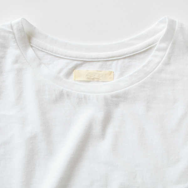 襟ぐりは細いパイピングに(White)