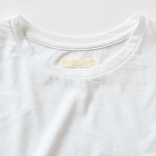 襟ぐりは細いパイピングに(White) 襟ぐりは細いパイピングに(White)