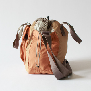 2WAYバッグ Cinch Bucket Bag(Sand Dune)