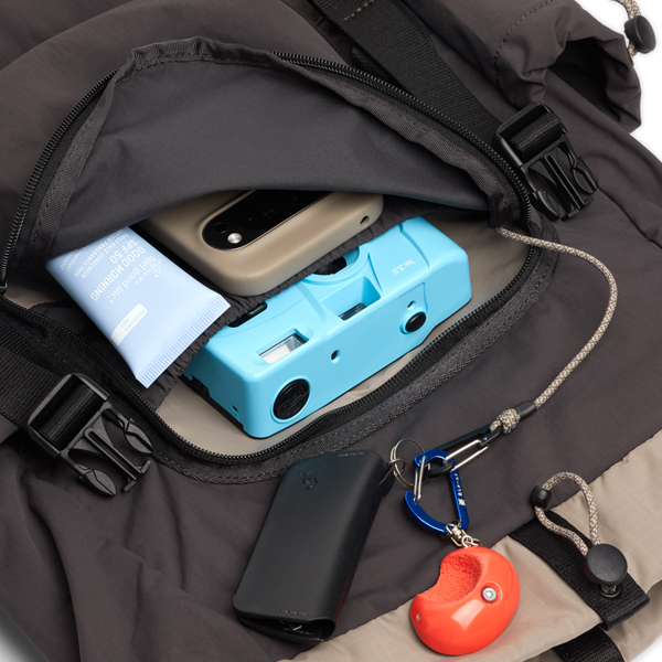 たっぷり入るファスナー付きのフロントポケット。キーチェーンもついています。 たっぷり入るファスナー付きのフロントポケット。キーチェーンもついています。