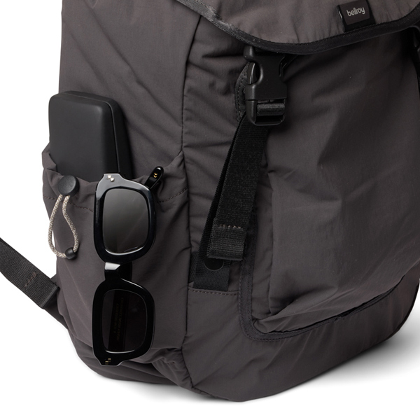 ドローコード付きのサイドポケット ドローコード付きのサイドポケット